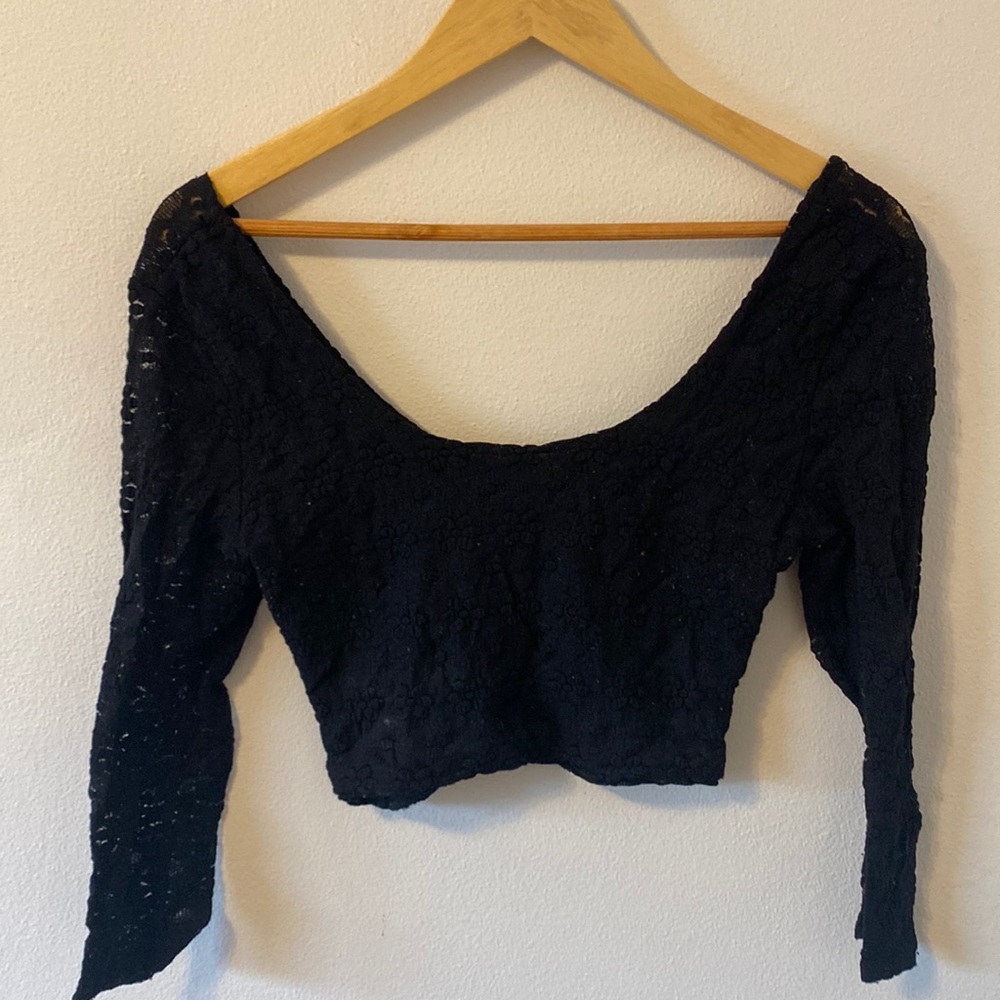 Black 3/4 crop top!